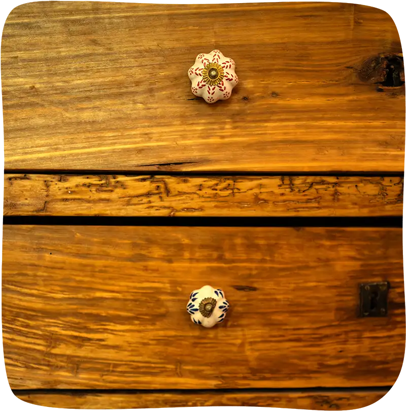 2 tiroirs de commode avec des motifs sur des poignées en octogone