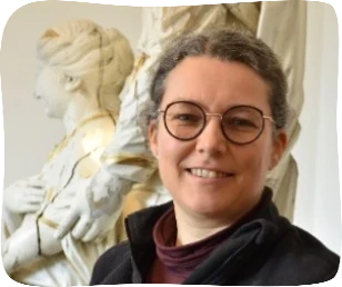 Photo du haut du corps de Fanny Cayron