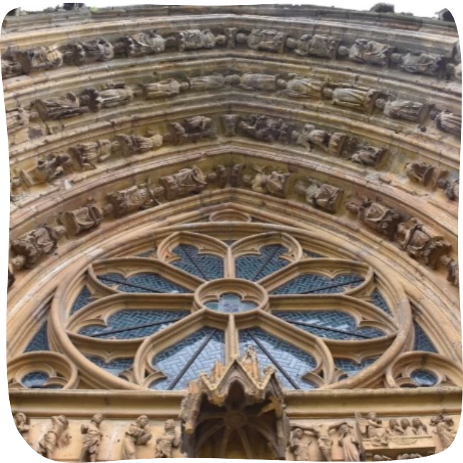 Vue des arches au dessus de la porte d'entrée de l'abbaye d'Avioth