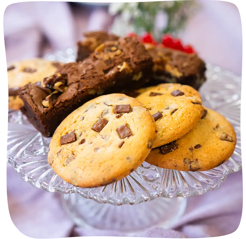 Cookies et muffins sur un présentoir en verre à relief