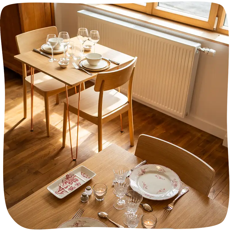 Vue proche de deux tables prêtes pour manger dans le réfectoire.