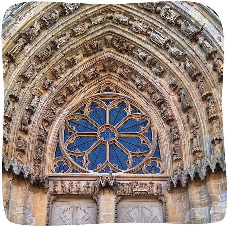 Vue du dessus de la porte d'entrée de la cathédrale d'Avioth