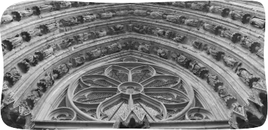 Vue des arches au dessus de la porte d'entrée de l'abbaye d'Avioth