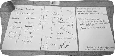 Personne avec un pull vert regardant une feuille sur sa gauche et chantant